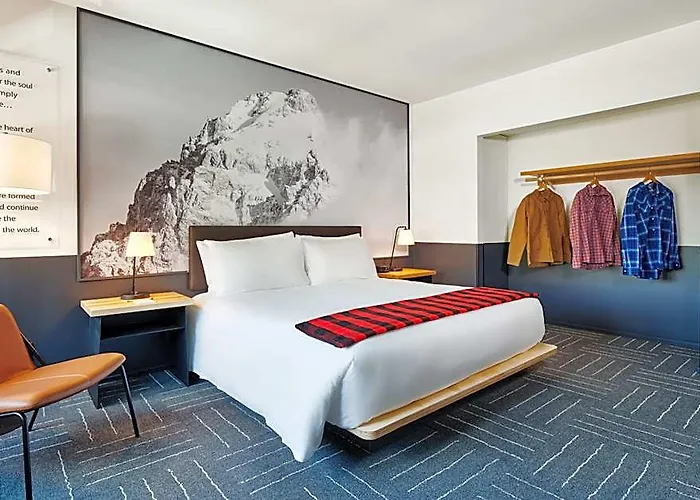 Hotel Mountain Modern Hole Jackson